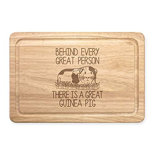Schneidebrett aus Holz mit Aufschrift "Behind Every Great Person There is a Great Meerschweinchen", rechteckig von Gift Base