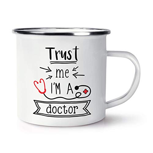 Trust Me I'M A Doctor Retro Emaille Becher von Gift Base