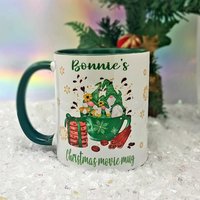 Personalisierte Weihnachtsfilmtasse, Grüne Tasse Und Untersetzer Geschenkset, Weihnachtsgeschenk, Secret Santa Geschenk von GiftAffairShop