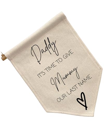 Hochzeitsdekoration – Elegantes Hochzeitsschild Gangdekoration Brautflagge, Daddy Here Comes Mummy (Daddy It's Time To Give Mummy Our Last Name) von GiftGem