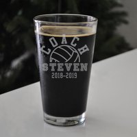 Gravur Volleyball Biernadel, Geätztes Pint Glas, Bierglas, Trainer Gläser, Coach Geschenk Gravur Volleyball Biernadel, Geätztes Pint Glas, Bierglas, Trainer Gläser, Coach Geschenk von GiftGivingCreation