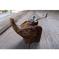Mode-Pfeffermühle, Hölzerner Stilvoller Handgemachter Elefantenartpfeffer Geschliffen, Hochwertige Perfekte Einweihungsgeschenk-Küchenzusätze Mode-Pfeffermühle, Hölzerner Stilvoller Handgemachter Elefantenartpfeffer Geschliffen, Hochwertige Perfekte Einweihungsgeschenk-Küchenzusätze von GiftGoGreen