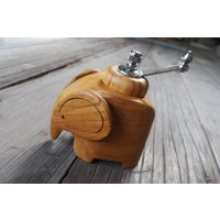 Teak Elefant Pfeffermühle | Küchenhelfer Pfeffer Handmühle Küchenartikel Koch Geschenk Bäcker von GiftGoGreen
