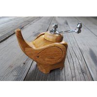 Teak Elefant Pfeffermühle | Küchenhelfer Pfeffer Handmühle Küchenutensilien Koch Geschenk Bäcker Kochen von GiftGoGreen