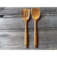 Teakholz Pfannenwender Holz Flipper Geschlitzter Wender Leichtgewicht Smooth Touch Utensil Geschenk-Set Küchengerät Housewarming Geschenk Teakholz Pfannenwender Holz Flipper Geschlitzter Wender Leichtgewicht Smooth Touch Utensil Geschenk-Set Küchengerät Housewarming Geschenk von GiftGoGreen