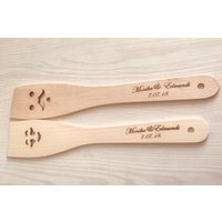 Braut Und Bräutigam Pfannenwender, Geburtstagsgeschenk, Holz Mr Mrs Geschenk, Küchendekor, Personalisieren Hochzeit 2 Set Datum Sparen von GiftIdeaBoutique