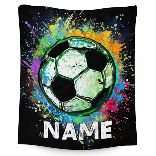 GiftRomance Personalisierte Fußball Kuscheldecke mit Name – 153x127 cm – Flauschige Sportdecke für Männer, Jungen & Jugendliche – Schwarze Kuscheldecke für Couch, Bett & Reisen​ von GiftRomance