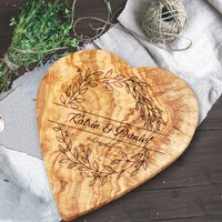 Herz Frühstücksbrett Aus Olivenholz Mit Gravur Namen+Wedding - Kranz Personalisiert Vesper Brot Schneidebrett Brett Geschenk Paar Hochzeit von GiftShopHH