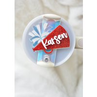 Cheer Stanley Namensschilder Deckel Toppers Cup Zubehör Personalisierte Cheerleader Namensschild Megaphon Schule Farben Becher 40 Oder 30 Oz Rot von GifterStudioShop