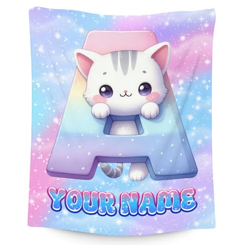 GiftoFLUX Mädchen-Decke – Personalisierte Katzen-Decken mit Namen für Kinder – Individuelle Monogramm-Geschenke für die Tochter – Plüschige kuschelige Flanell-Decken – 4 Größen von GiftoFLUX