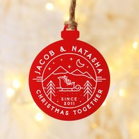 Personalisierte Christbaumkugel, Weihnachten Zusammen Seit Datum/Jahr Baumschmuck, Rotes Acrylornament, Christbaum Hängende Paare Dekoration Personalisierte Christbaumkugel, Weihnachten Zusammen Seit Datum/Jahr Baumschmuck, Rotes Acrylornament, Christbaum Hängende Paare Dekoration von GiftsInaJiffy