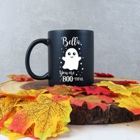 Personalisierte Halloween-Tasse, Sie Sind Boo-Tiful Kaffeetasse, Oktober Geburtstagsgeschenk Für Sie, Halloween-Liebhabergeschenke, Herbstbecher von GiftsInaJiffy