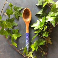 Handgemachter Löffel Mit Handbemaltem Griff No.5 Von Nolan Thacker Und Amanda Clark - Handgemachter Löffel, Bemalter von GiftsfromtheGroveUK