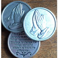 Set Von Drei Gelassenheits-Gebets-Token. Münzmarke Mit Betender Hand Und Gelassenheitsgebet Auf Der Rückseite. Drei Token. Gelassenheitsgebet von GiftsofDevotion