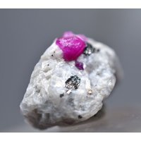 51.40 Karat Wunderschöne Natürliche Rote Rubin Crystal Specimen Rock Jagdalak Afghanistan von GillaniGemsStone