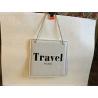 Weißes Emaille Schild Mit Schwarzem Schriftzug "Travel More" 8" Sq von GillysCollectibles