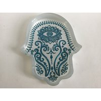 Wunderschönes Hamsa/Fatima Handglas Tablett Geschirrperle Wie Opaleszierendes Weißes Glas Evil Eye Design von GillysCollectibles