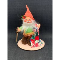 Annalee Ungnome Schneiderin Handgemachter Nähwichtel Mit Patchwork Quilt von GinasVintageDelights