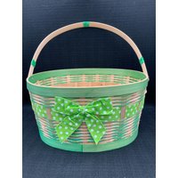 Grüner Weiden-Ostern-Korb Vintage Frühling Dekor, Kinder Geschenk, Weiden Geschenkkorb, Baby-Dusche-Korb von GinasVintageDelights