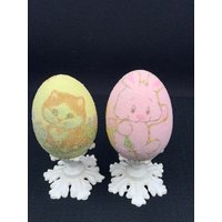 Handbemalte Ostereier, Vintage Kitty & Bunny Dekor, Osterdekoration, Frühlingssockel Ornament, Sammler Dekor Handbemalte Ostereier, Vintage Kitty & Bunny Dekor, Osterdekoration, Frühlingssockel Ornament, Sammler Dekor von GinasVintageDelights