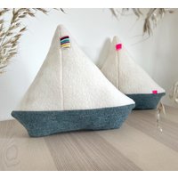 Kissen Segelboot Aus Hochwertigem Wollwalk, Segelschiff Für Den Heimathafen, Maritim, Geschenk Segler Kissen Segelboot Aus Hochwertigem Wollwalk, Segelschiff Für Den Heimathafen, Maritim, Geschenk Segler von GingerNThread