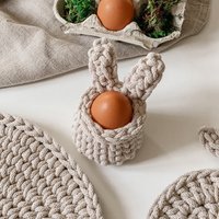 Festliche Eierbecherhalter Für Ihren Tisch, Frühlingstischdekoration, Boho Ostertisch, Häschen Eierbecher, Eierkorb, Esstisch Dekoration von Gingerandmustard