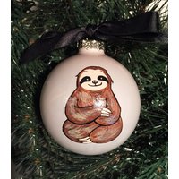 Personalisierte Handbemalte Faultier Weihnachtsverzierung Personalisierte Handbemalte Faultier Weihnachtsverzierung von GingerspiceStudio