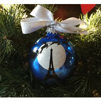 Personalisierter Eiffelturm Auf Weihnachtsabend-Glasverzierung Personalisierter Eiffelturm Auf Weihnachtsabend-Glasverzierung von GingerspiceStudio