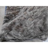 Echte Graue Pelz Decke Personalisierte Fuchs Handgefertigte Echtpelz Fell Tagesdecke Für Ein Sofa von GioFurs