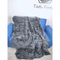 Echte Rex Graue Kaninchen-Pelzdecke Personalisierte Handgemachte Pelzsofa-Überwurf Tagesdecke Vintage-Kaninchenfell-Decke von GioFurs