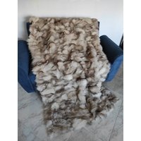 Echtpelz Decke Personalisierte Fuchs Pelz Handgefertigte Fell Tagesdecke Für Ein Sofa von GioFurs