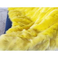 Gelbe Pelzdecke Personalisierte Fuchs Pelz Decke Handgefertigte Echtpelz Tagesdecke Für Ein Sofa von GioFurs