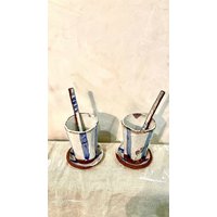 Zwei Keramikbecher, Steinzeug, 2-Er Set Mit Untersetzer Und Löffel Weiß Blauen Streifen Handgefertigt Gioia Ceramica Becher Aus Keramik von GioiaCeramicaDesign