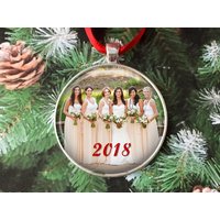 Foto Ornament - Personalisierte Hochzeit Oder Ein Bild Geschenk Für Brautjungfern Braut Und Bräutigam Groß 2 Zoll Über Namen Daten Foto Ornament - Personalisierte Hochzeit Oder Ein Bild Geschenk Für Brautjungfern Braut Und Bräutigam Groß 2 Zoll Über Namen Daten von GirlPowerPendants