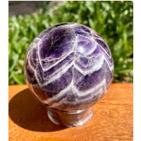74 Mm Chevron Amethyst Sphäre, Geschnitzter Lila Stein Mit Band, Kristallkugelschnitzerei, Traumedelstein 74 Mm Chevron Amethyst Sphäre, Geschnitzter Lila Stein Mit Band, Kristallkugelschnitzerei, Traumedelstein von GivingEarthMinerals