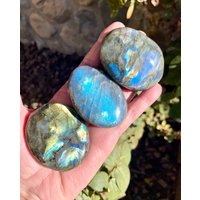 Auffälliger Labradorit Handflächenstein, Wahl, Handgefertigter Naturstein, Edelsteinkristall, Spirituelle Geschenke Auffälliger Labradorit Handflächenstein, Wahl, Handgefertigter Naturstein, Edelsteinkristall, Spirituelle Geschenke von GivingEarthMinerals