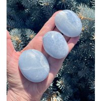 Blauer Calcit Palm Stein, Wahl, Beruhigender Kristall Naturstein, Spirituelle Geschenke Blauer Calcit Palm Stein, Wahl, Beruhigender Kristall Naturstein, Spirituelle Geschenke von GivingEarthMinerals