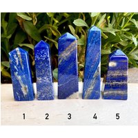 Lapis Lazuli Turm, Wahl, Royal Blue Naturstein Crystal Point, Pyrit Adern, Spirituelle Geschenke Lapis Lazuli Turm, Wahl, Royal Blue Naturstein Crystal Point, Pyrit Adern, Spirituelle Geschenke von GivingEarthMinerals