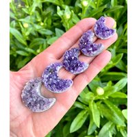 Roher Amethyst-Mond, Auswahl, Gebohrtes Loch Für Schmuck, Halbmondmonde, Lila Druzyanhänger, Naturstein-Kristalledelstein Roher Amethyst-Mond, Auswahl, Gebohrtes Loch Für Schmuck, Halbmondmonde, Lila Druzyanhänger, Naturstein-Kristalledelstein von GivingEarthMinerals