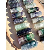 Wahl Fluorit Turm Punkt, Naturstein, Kristall, Auffällige Regenbögen, Grün, Blau, Lila, Bunter Edelstein Wahl Fluorit Turm Punkt, Naturstein, Kristall, Auffällige Regenbögen, Grün, Blau, Lila, Bunter Edelstein von GivingEarthMinerals
