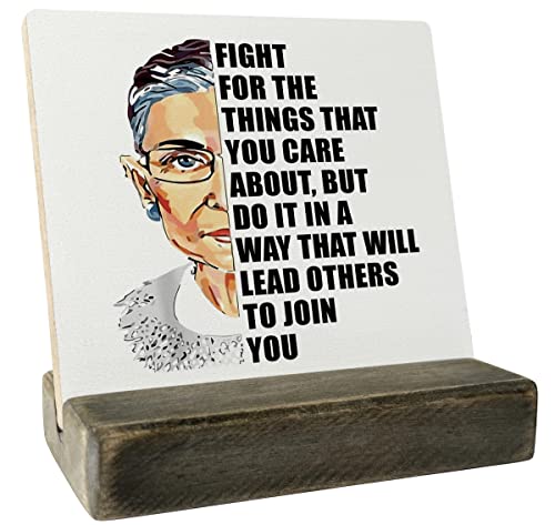 Feministisches Holzschild Geschenk, Fight For The Things You Care About, Schild mit Holzständer, Holzschild Plaque Geschenk, Ruth Bader Ginsburg, RBG Frauenrechte, Frauen Empowerment von Gkwa