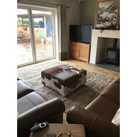 Handgefertigter Fußhocker Aus Rindsleder Extra Großer Couchtisch | 80 cm von GlamBespokeDesigns