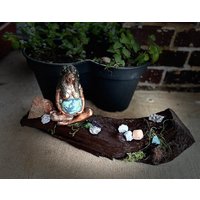 Göttin Gaia | Mutter Erde Holz Table Art Wunderschön Detailliert Mit Moos, Rohsteinen Und Kristallen Felicity Meldet Sich von GlammasKloset
