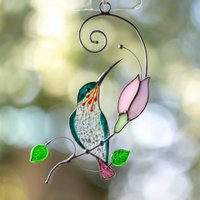 Kolibri-Buntglas-Fensterbehang, Muttertagsgeschenk, Kolibri-Geschenk, Individueller Buntglas-Vogel-Sonnenfänger, Individuelle Buntglas-Kunst von GlassArtStories