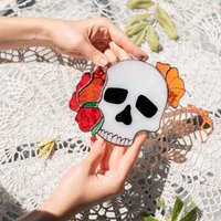 Totenkopf Buntglas Halloween Suncatcher Herbst Stil Geschenk Dekor Indoor Fensterbehang Skeleton von GlassArtStories