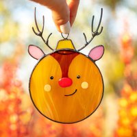 Urlaub Glasmalerei Fenster Hängende Weihnachtsgeschenke Rentier Weihnachten Suncatcher Weihnachtskugeln von GlassArtStories