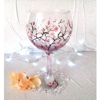 Kirschblüte Handgemaltes Gin Glas Sakura Geschenk Für Mutter Für Oma Frühling Blumen Jahrestag von GlassBayStudio