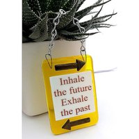 Handgefertigtes Glas Inhale The Future Exhale Past Hängendes Bild Zeichen Suncatcher Geburtstag Geschenk Inspirierend Zitat Positive Nachricht Handgefertigtes Glas Inhale The Future Exhale Past Hängendes Bild Zeichen Suncatcher Geburtstag Geschenk Inspirierend Zitat Positive Nachricht von GlassByGenea