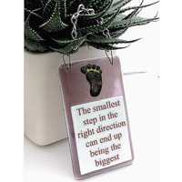 Handgemachter Glasstein Kleinster Schritt Rechts Richtung Hängendes Bild Suncatcher Zeichen Geburtstagsgeschenk Inspirierend Zitat Fuß Positive von GlassByGenea