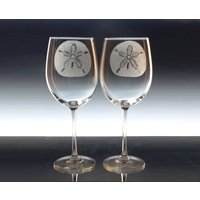 Gravierte Sand Dollar Weingläser Set Beach House Coastal Glasses von GlassGoddessNgraving